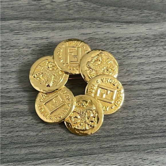 ❌ SOLD ❌ Rare Vintage FENDI ROMA Logo Monogram Janus Heads Roman Coin Brooch - Picture 2 of 5